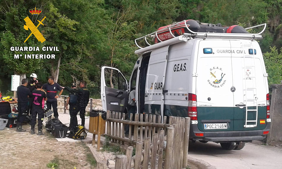 Un joven de 20 años, residente en Huesca, ha fallecido este sábado en la cascada de Pedrosa de Tobalina (Burgos), después de lanzarse al agua desde lo alto de la cascada