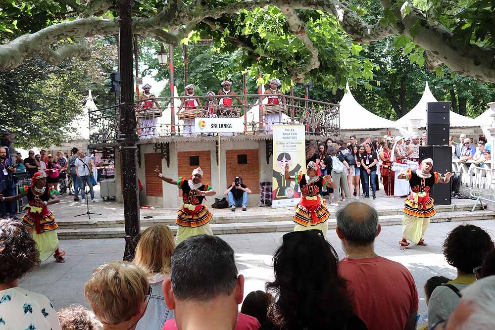 El Festival Internacional de Folclore 'Ciudad de Burgos' ha celebrado su primer taller 'Baila con nosotros' de la mano del grupo de Sri Lanka frente al templete de El Espolón