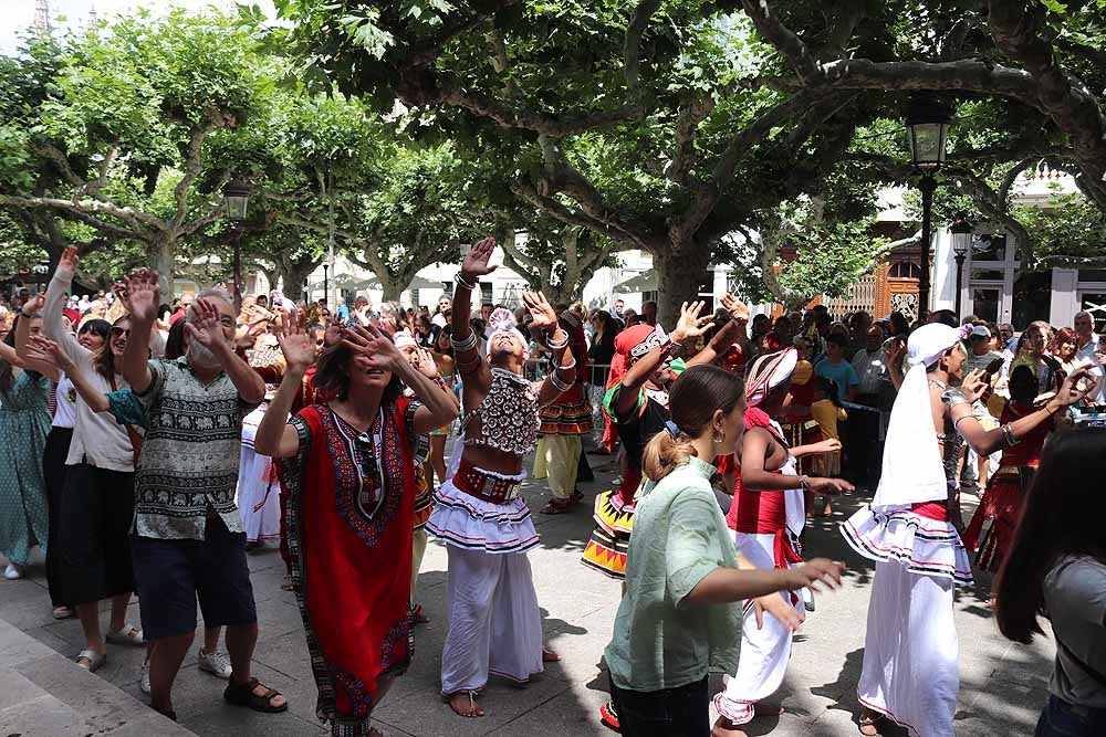 El Festival Internacional de Folclore 'Ciudad de Burgos' ha celebrado su primer taller 'Baila con nosotros' de la mano del grupo de Sri Lanka frente al templete de El Espolón