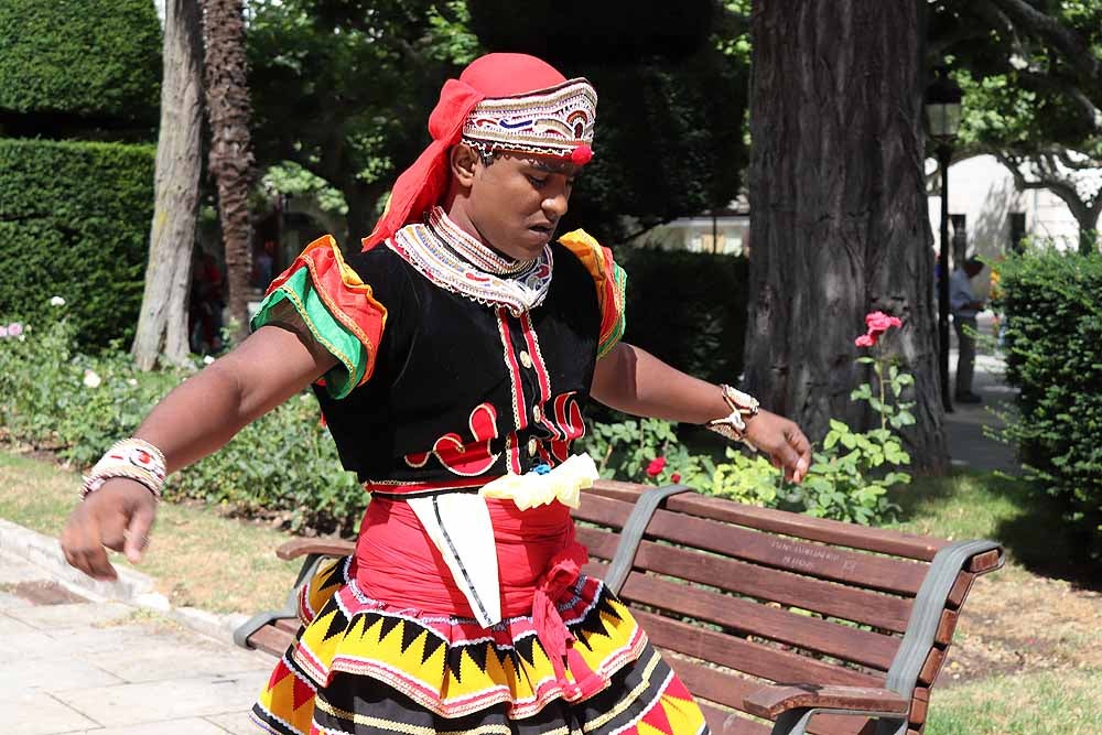 El Festival Internacional de Folclore 'Ciudad de Burgos' ha celebrado su primer taller 'Baila con nosotros' de la mano del grupo de Sri Lanka frente al templete de El Espolón