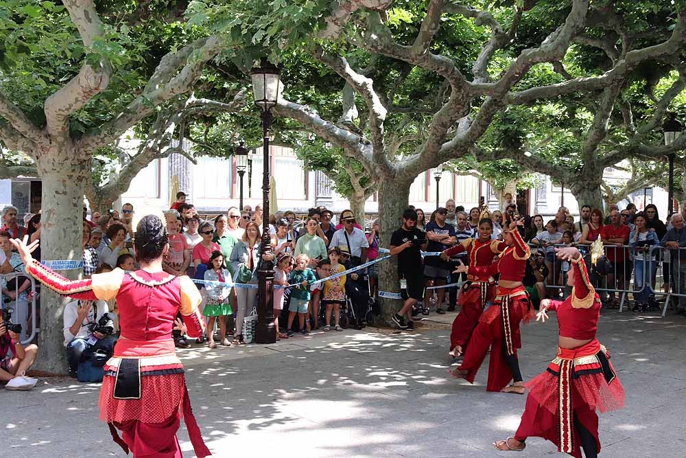 El Festival Internacional de Folclore 'Ciudad de Burgos' ha celebrado su primer taller 'Baila con nosotros' de la mano del grupo de Sri Lanka frente al templete de El Espolón