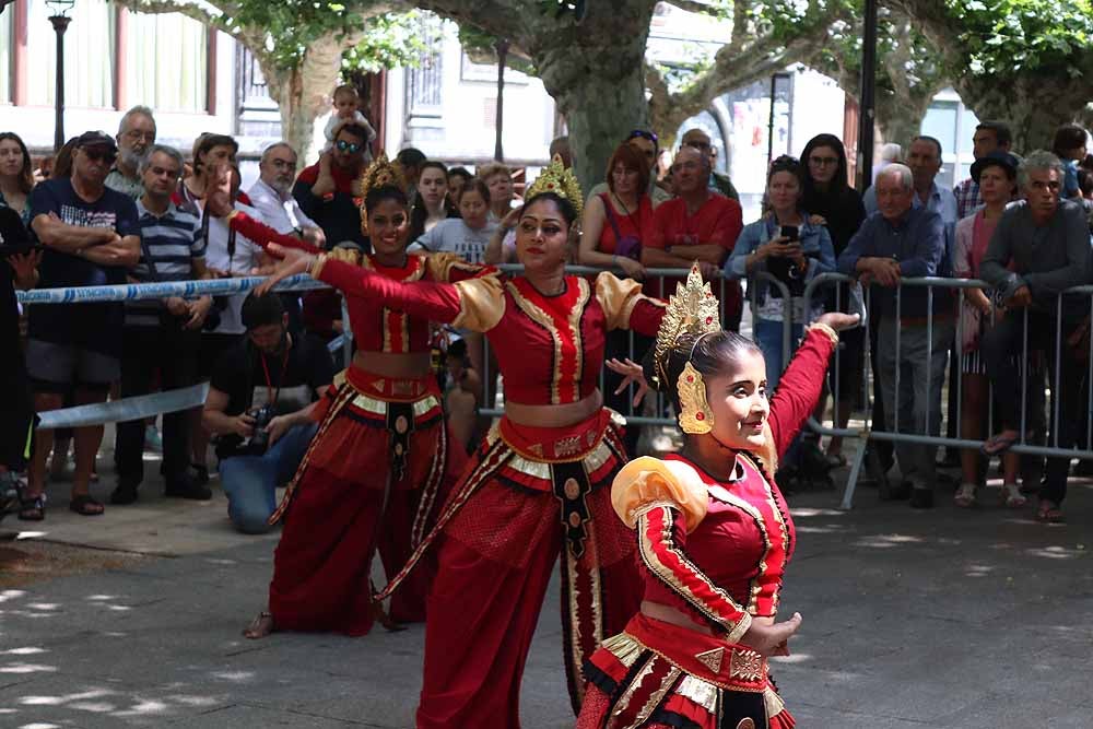 El Festival Internacional de Folclore 'Ciudad de Burgos' ha celebrado su primer taller 'Baila con nosotros' de la mano del grupo de Sri Lanka frente al templete de El Espolón