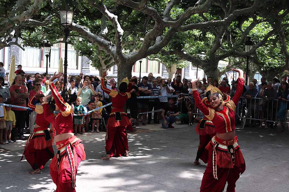 El Festival Internacional de Folclore 'Ciudad de Burgos' ha celebrado su primer taller 'Baila con nosotros' de la mano del grupo de Sri Lanka frente al templete de El Espolón