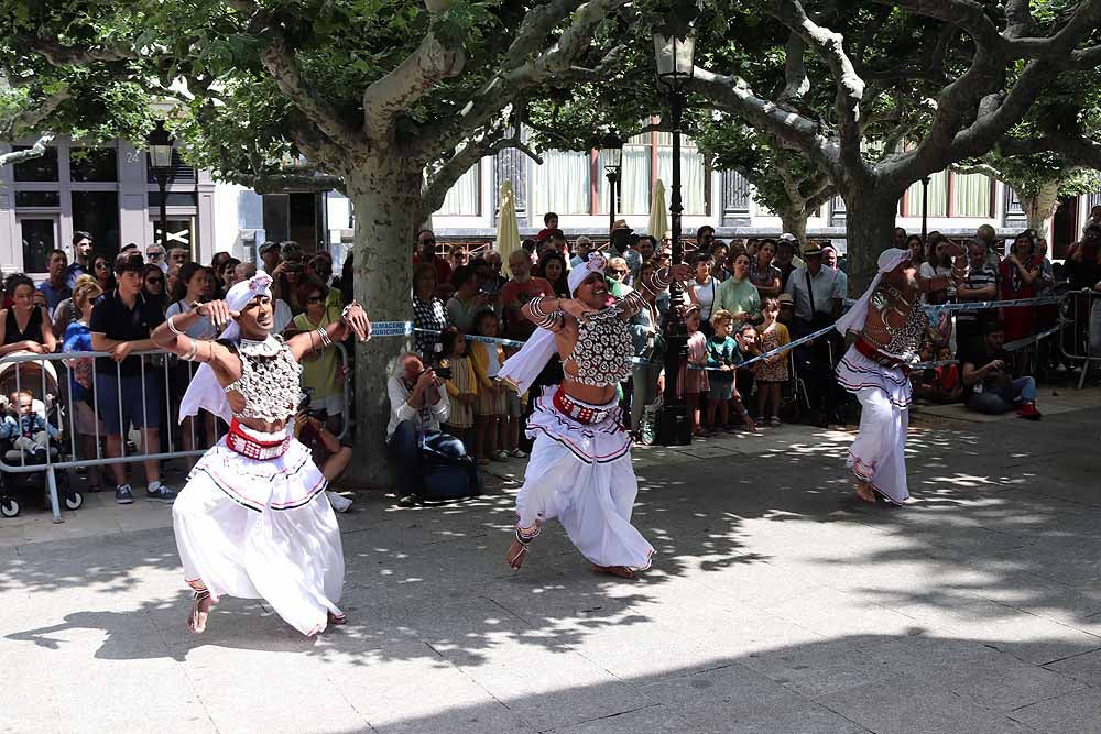 El Festival Internacional de Folclore 'Ciudad de Burgos' ha celebrado su primer taller 'Baila con nosotros' de la mano del grupo de Sri Lanka frente al templete de El Espolón