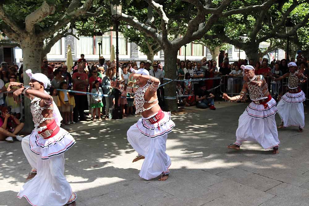 El Festival Internacional de Folclore 'Ciudad de Burgos' ha celebrado su primer taller 'Baila con nosotros' de la mano del grupo de Sri Lanka frente al templete de El Espolón