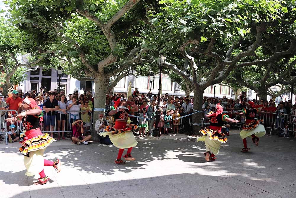 El Festival Internacional de Folclore 'Ciudad de Burgos' ha celebrado su primer taller 'Baila con nosotros' de la mano del grupo de Sri Lanka frente al templete de El Espolón