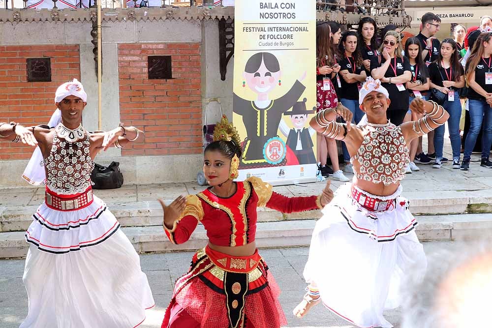 El Festival Internacional de Folclore 'Ciudad de Burgos' ha celebrado su primer taller 'Baila con nosotros' de la mano del grupo de Sri Lanka frente al templete de El Espolón