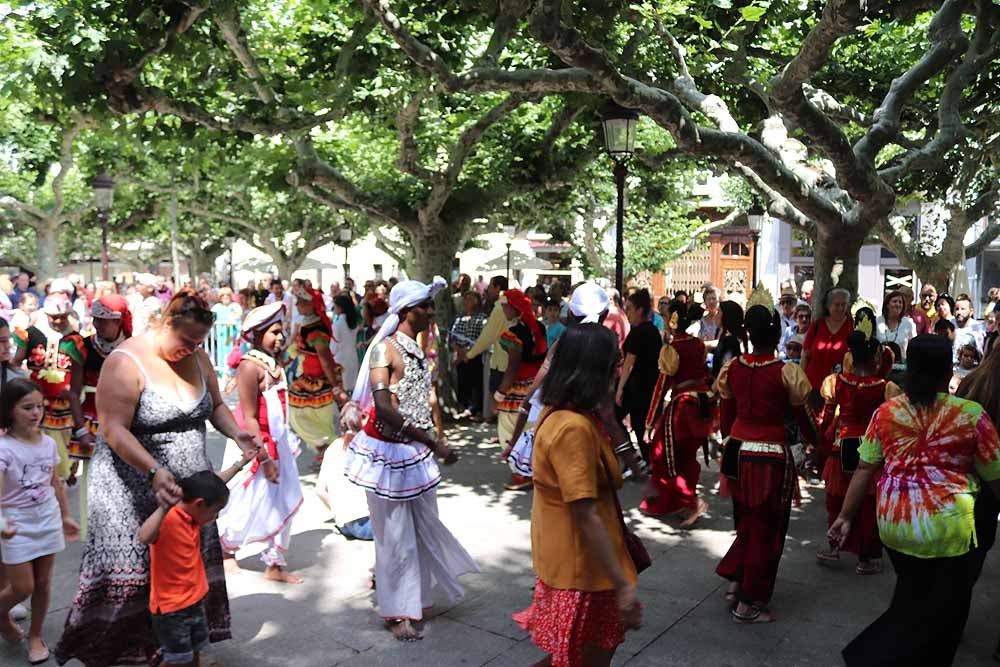 El Festival Internacional de Folclore 'Ciudad de Burgos' ha celebrado su primer taller 'Baila con nosotros' de la mano del grupo de Sri Lanka frente al templete de El Espolón