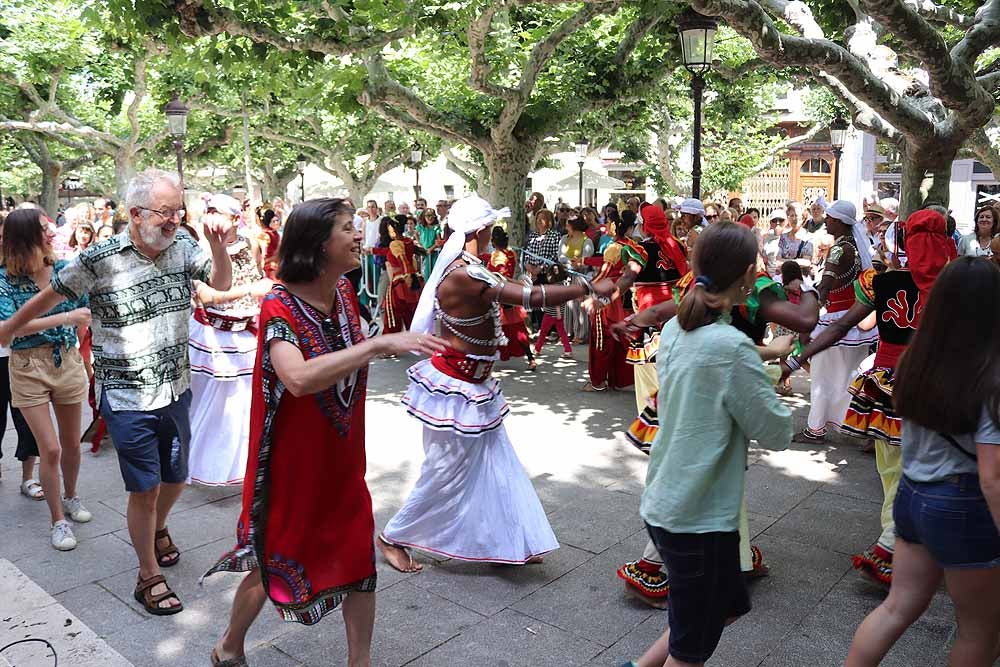 El Festival Internacional de Folclore 'Ciudad de Burgos' ha celebrado su primer taller 'Baila con nosotros' de la mano del grupo de Sri Lanka frente al templete de El Espolón