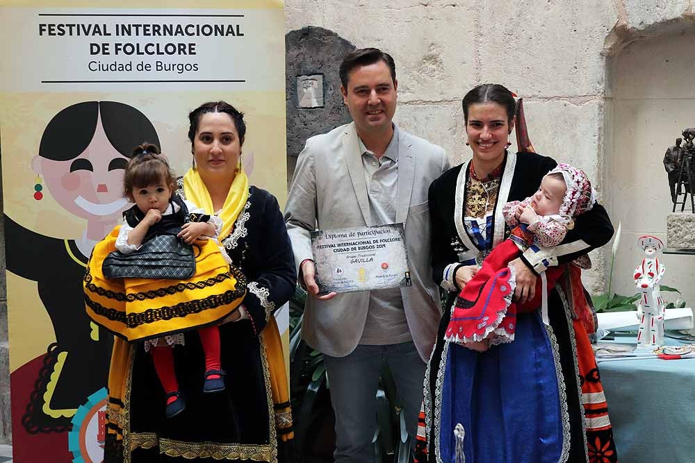 Fotos: Recepción de los participantes del 43º Festival Internacional de Folclore &#039;Ciudad de Burgos&#039; en el Palacio de Castilfalé