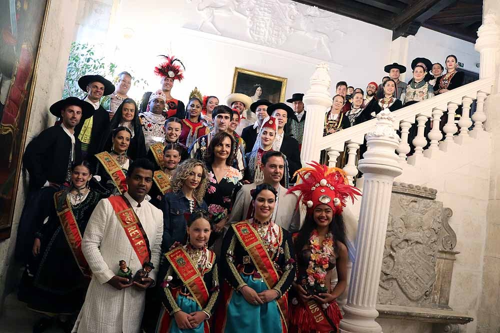 Recibimiento de los bailarines del Festival de Folclore en el Palacio de Castilfalé