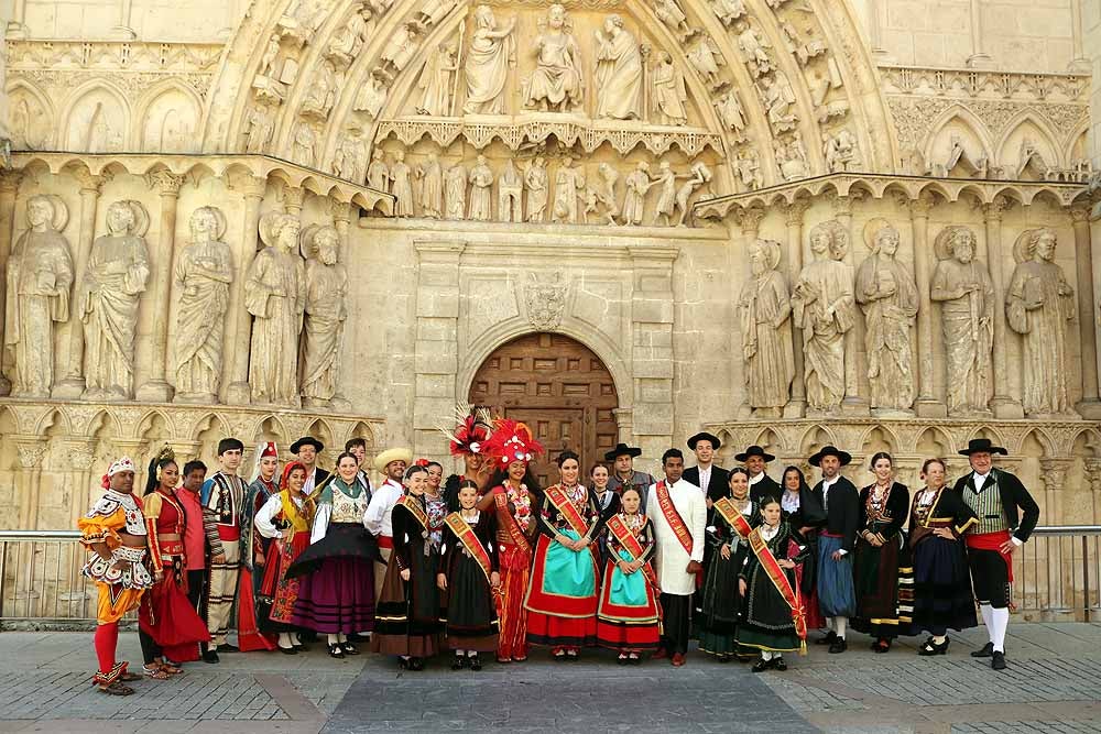 Fotos: Recepción de los participantes del 43º Festival Internacional de Folclore &#039;Ciudad de Burgos&#039; en el Palacio de Castilfalé