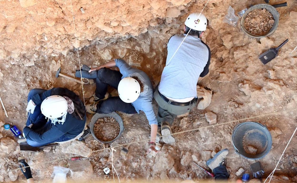 Investigadores trabajando rn Atapuerca. 