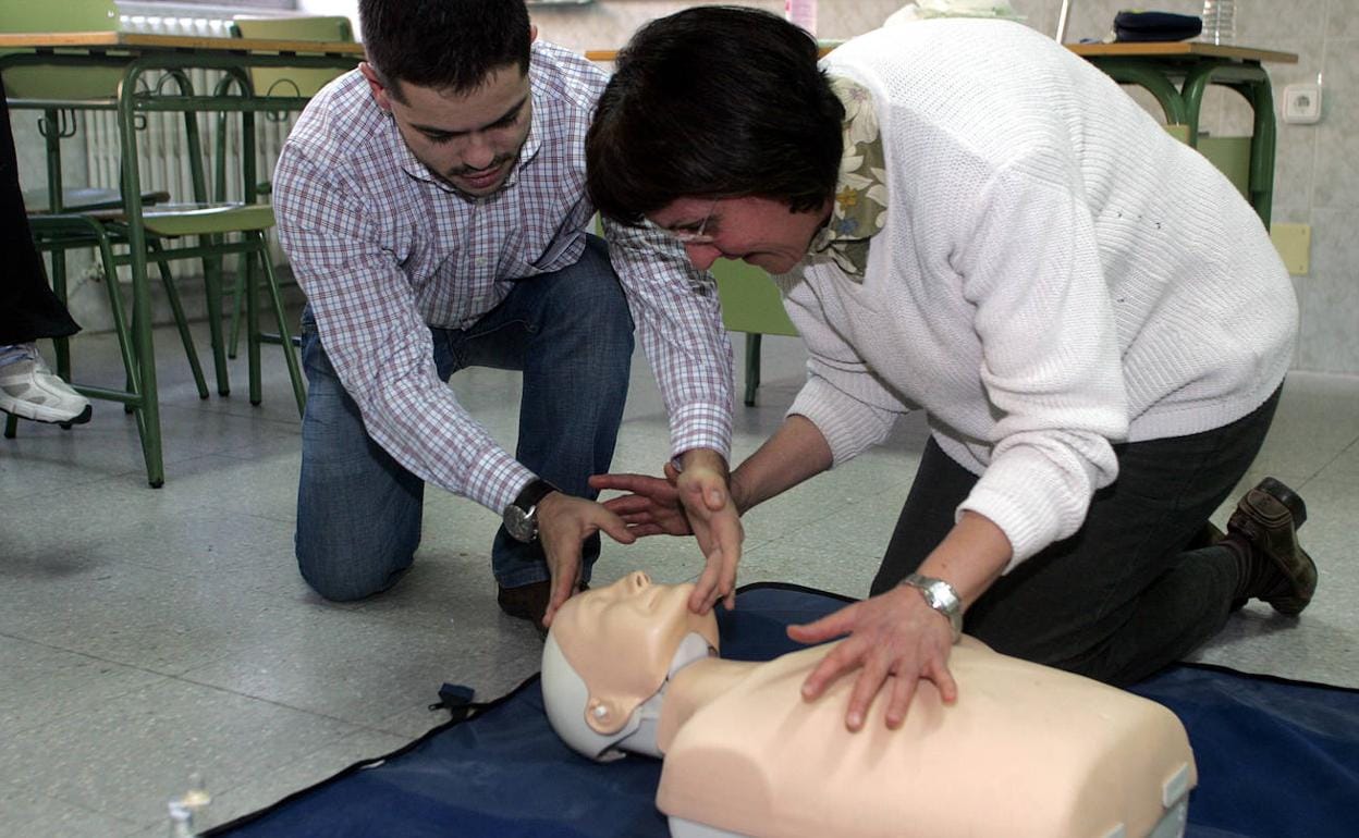 Imagen de archivo de un curso de primeros auxilios. 