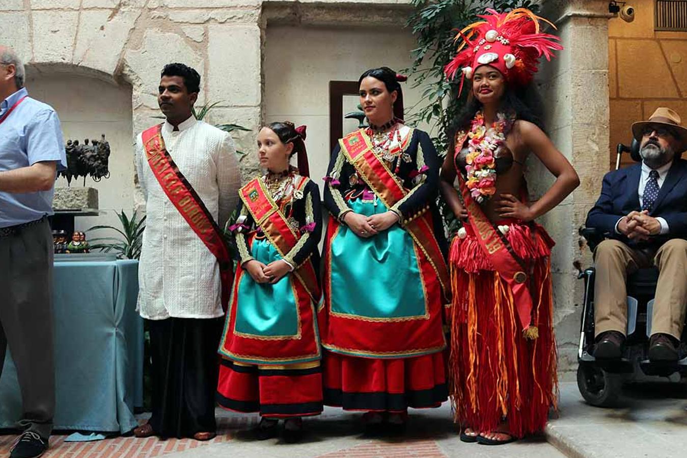 Fotos: Recepción de los participantes del 43º Festival Internacional de Folclore &#039;Ciudad de Burgos&#039; en el Palacio de Castilfalé