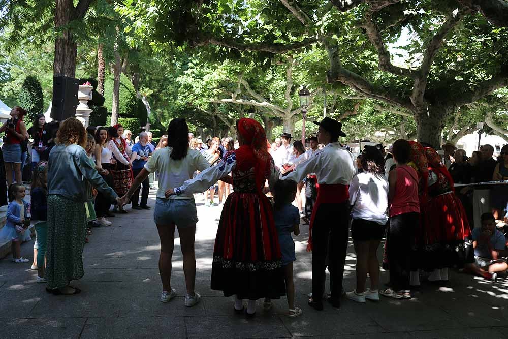 Fotos: El Festival de Folclore &#039;Ciudad de Burgos&#039; anima El Espolón a ritmo de danza portuguesa