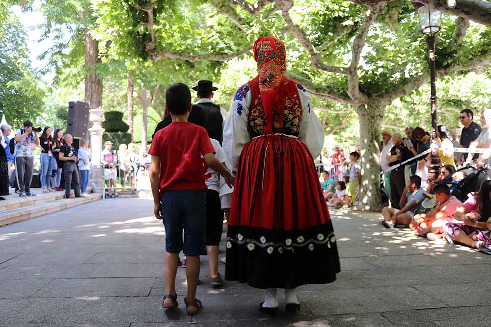 Fotos: El Festival de Folclore &#039;Ciudad de Burgos&#039; anima El Espolón a ritmo de danza portuguesa