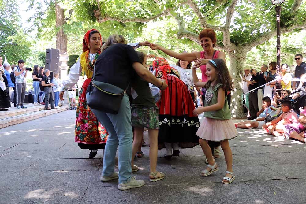 Fotos: El Festival de Folclore &#039;Ciudad de Burgos&#039; anima El Espolón a ritmo de danza portuguesa