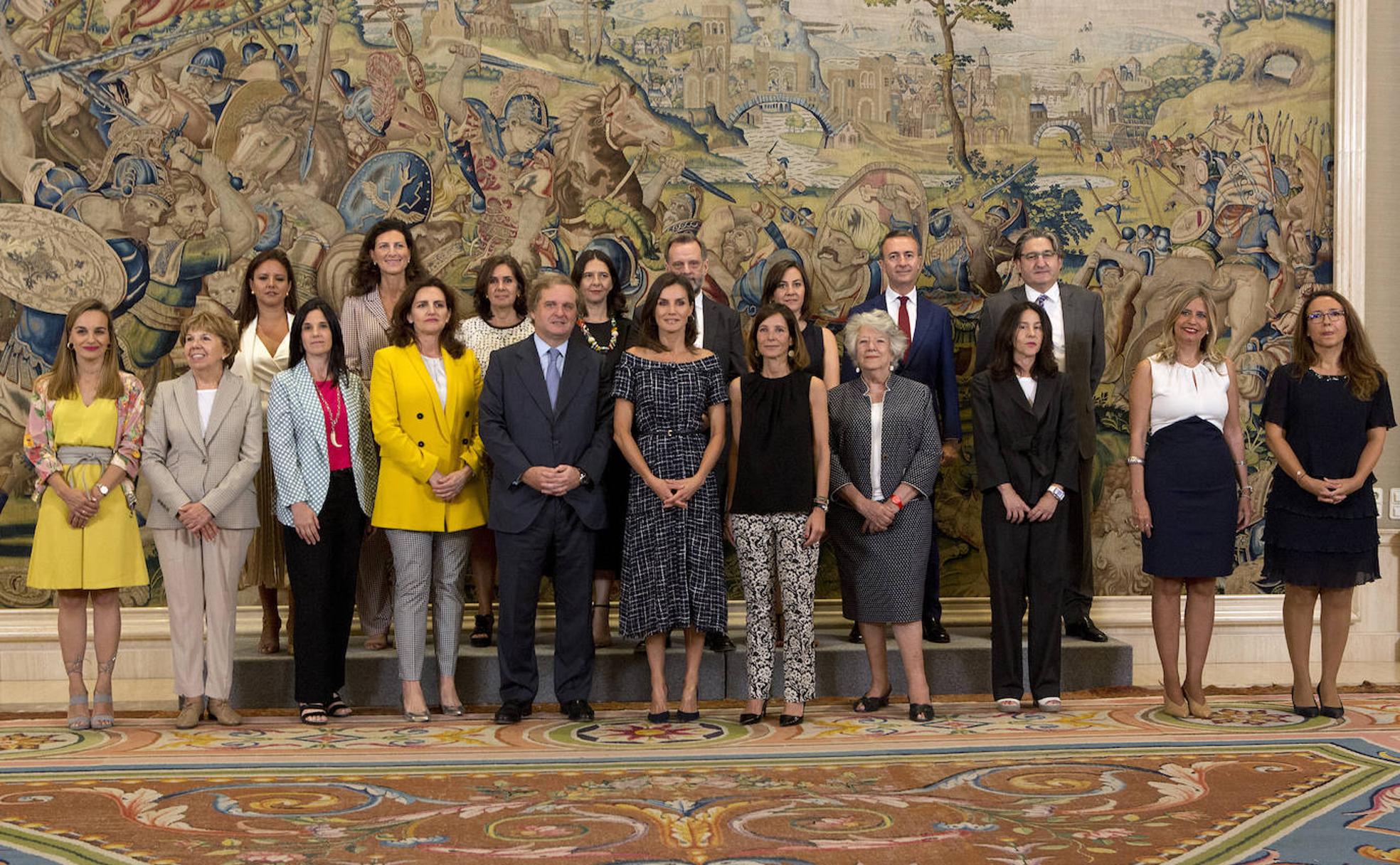 De izquierda a derecha, fila de abajo: Vanessa Polanco, de Accenture; Virginia Maquieira, directora de la Cátedra Unesco UAM; Adela Martín, de Santander España; Laura Múgica, directora general de Taller de Editores; Ignacio Ybarra, presidente de Vocento; la reina Letizia; Laura Ruiz de Galarreta, directora de Madrid WomenNOW; María Angeles Durán, premio Nacional de Sociología y Ciencia Política; Adriana Angelina Scozzafava, de Accenture; Lola Solana, de Santander Asset Management; Ana Belén Vertedor, de Salesforce. De izquierda a derecha, fila de arriba: Rocio Josefa Valenzuela, de L'Oreal España; Susana de Medrano, de Santander España; Pilar Suárez-Inclán, directora de Reale Seguros; Gemma Juncá, de Iberia; Juan Cierco, de Iberia; Natalia Gonzalez, de L'Oreal España; Enrique Polo de Lara, de Salesforce; Oscar Campillo, director general de Comunicación de Vocento. 