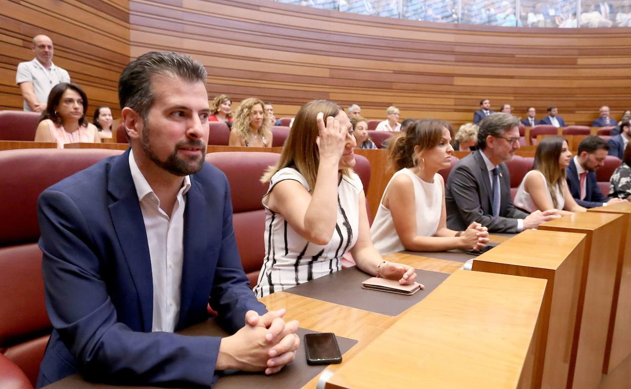 Luis Tudanca (izquierda), en la bancada socialista junto al resto de procuradores. 