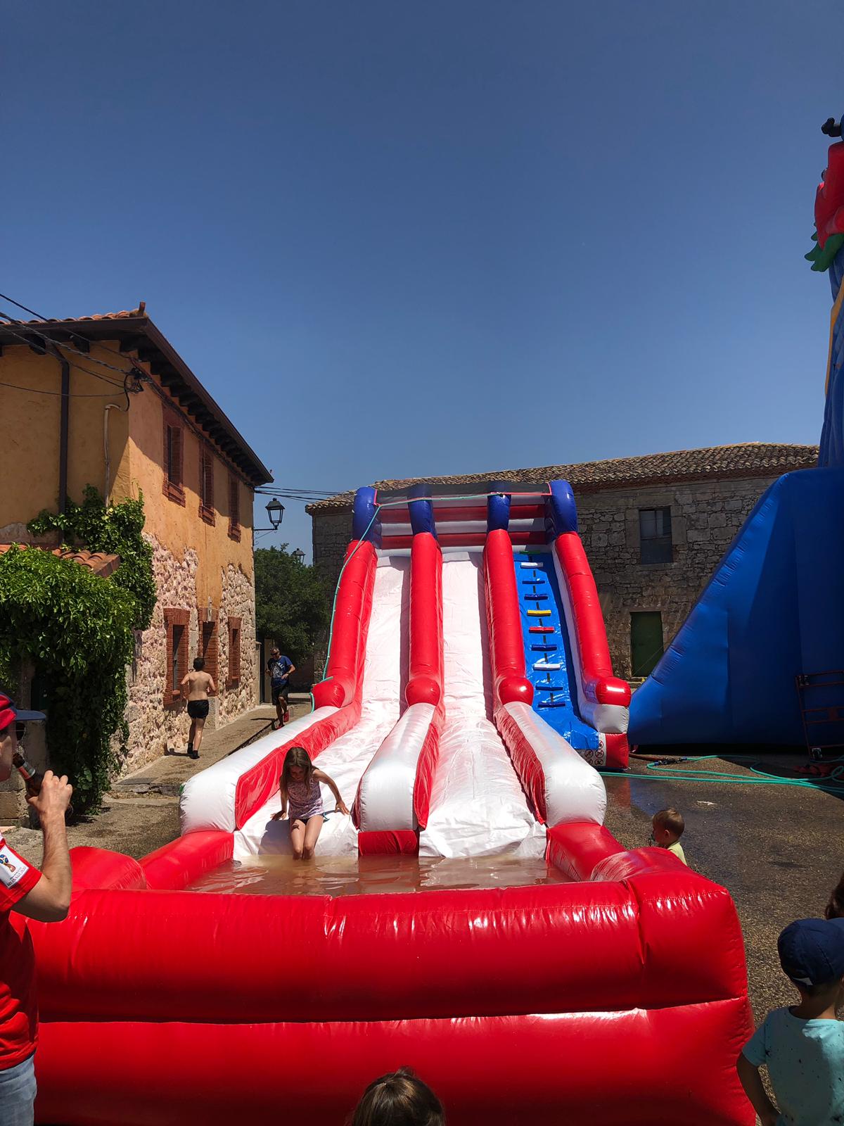 Hinchables para niños durante las fiestas de Cojóbar