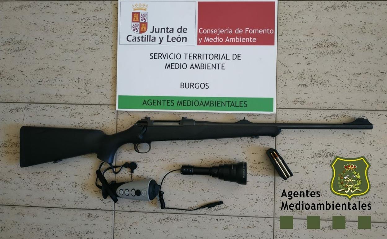 Arma y visores decomisados por el Servicio de Medio Ambiente de la Junta de Castilla y León.