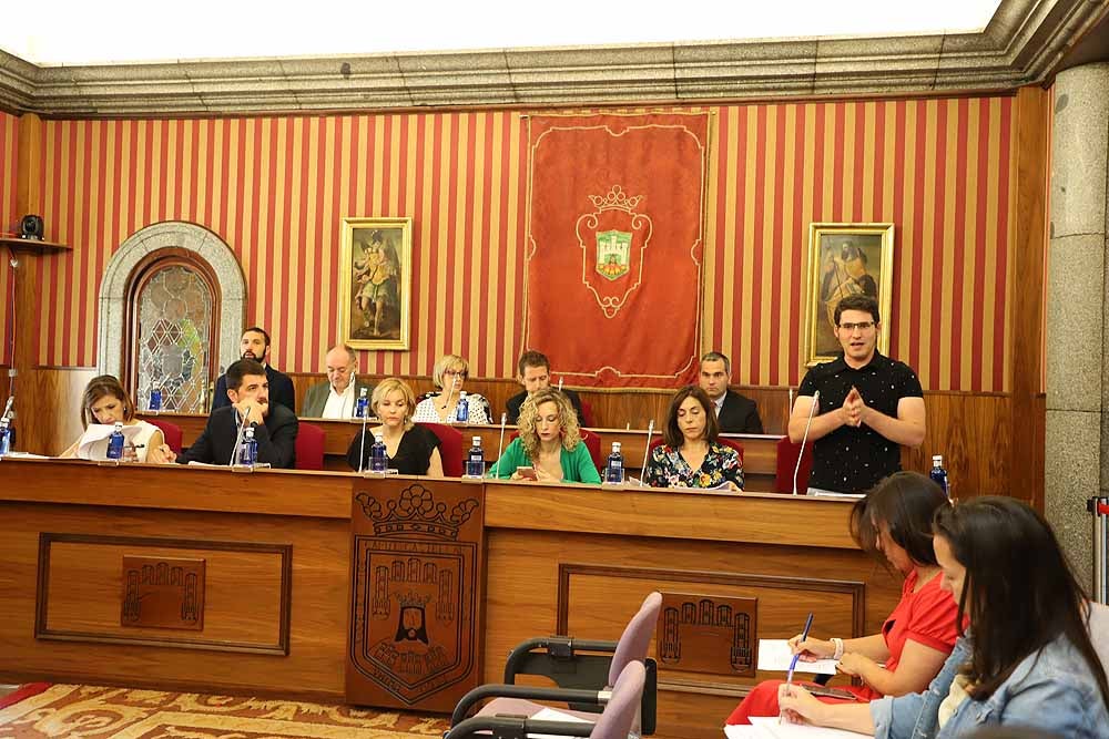 El pleno del Ayuntamiento de Burgos ha dejado imágenes de la tensión entre los grupos municipales, recriminaciones y alguna bronca