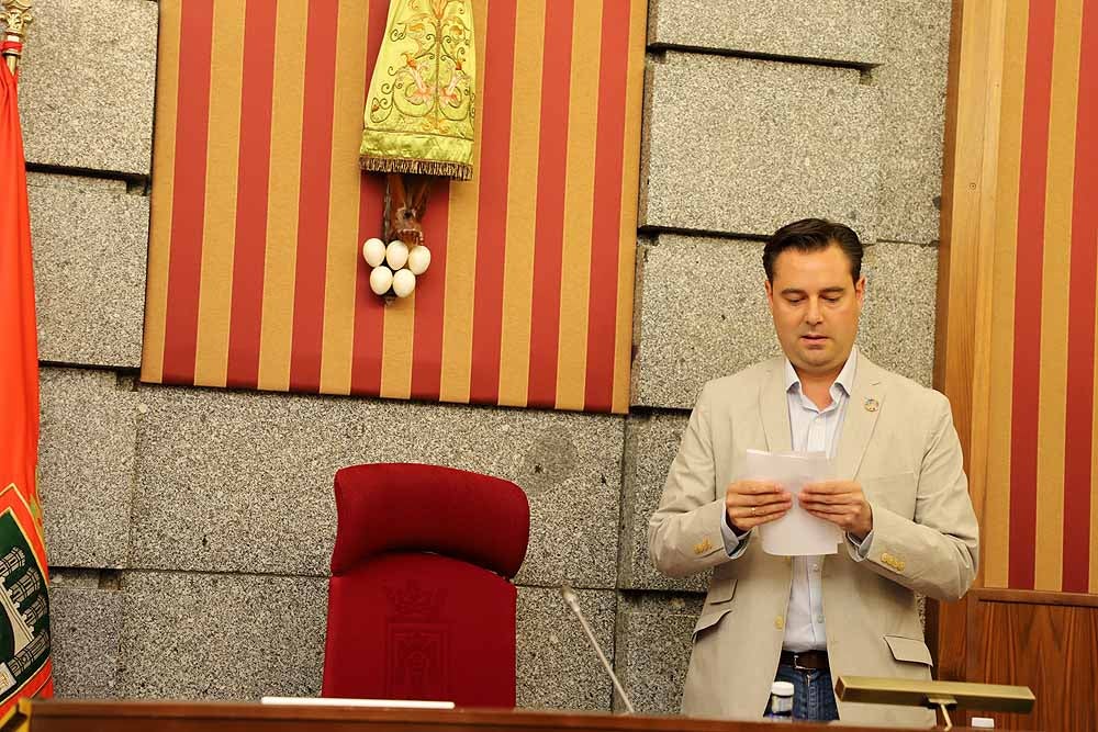 El pleno del Ayuntamiento de Burgos ha dejado imágenes de la tensión entre los grupos municipales, recriminaciones y alguna bronca