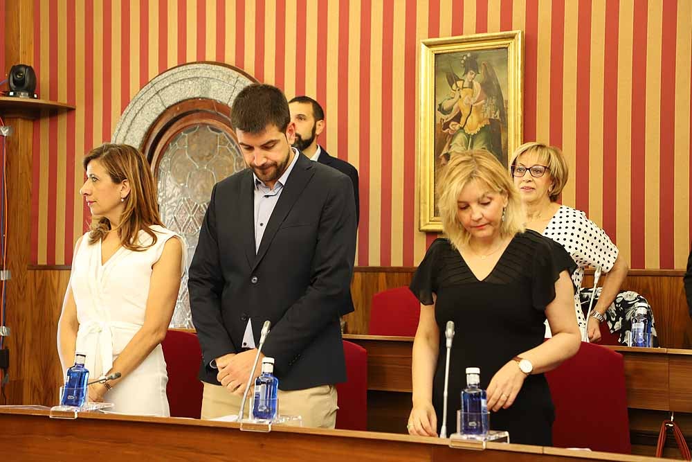 El pleno del Ayuntamiento de Burgos ha dejado imágenes de la tensión entre los grupos municipales, recriminaciones y alguna bronca