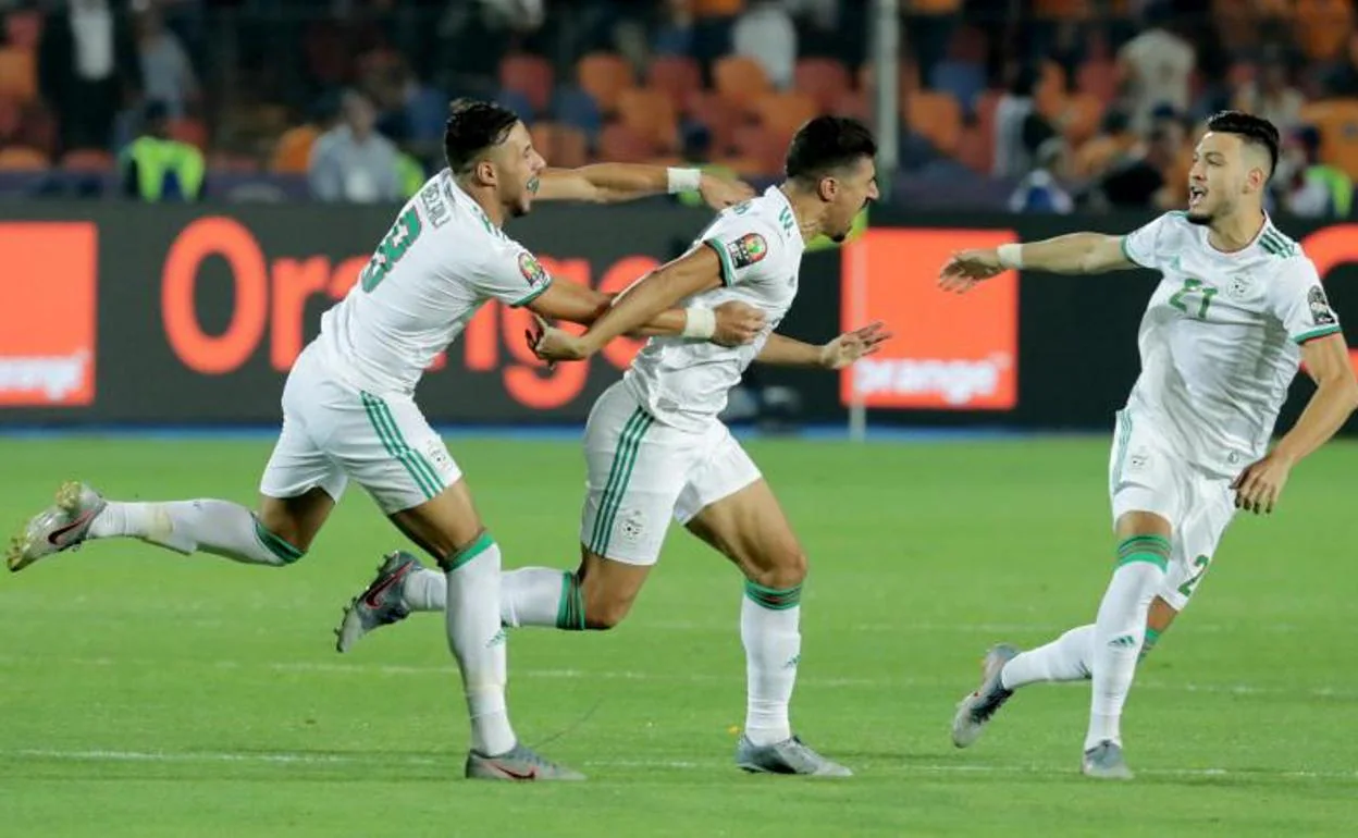 Los jugadores de Argelia celebran el tempranero gol ante Senegal. 