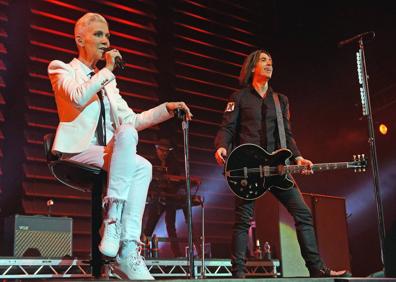 Imagen secundaria 1 - Arriba: Marie Fredriksson y Per Gessle, componentes del grupo de música pop Roxette. Izquierda: Roxette durante un concierto en Colonia (Alemania) en 2015. Derecha: Marie Fredriksson durante un concierto en 1995.