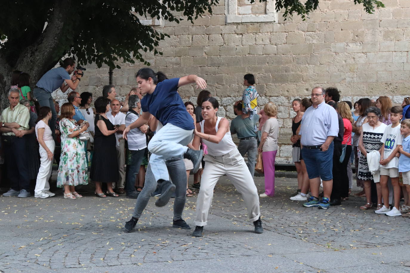 Los coreográfos Erick Jiménez, Elvi Balboa, Klevis Elmazaj e Ildar Tagirov han participado en la sección Danza en el Camino del XVIII Certamen de Coreografía Burgos - Nueva York, que se ha desarrollado entre Redecilla del Camino, San Juan de Ortega, Castrojeriz y Burgos