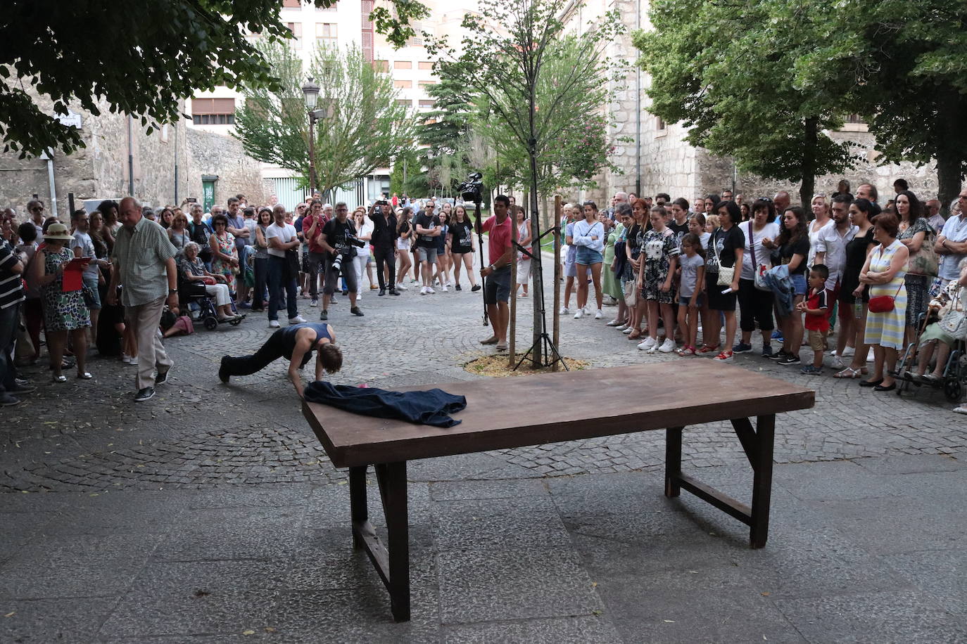 Los coreográfos Erick Jiménez, Elvi Balboa, Klevis Elmazaj e Ildar Tagirov han participado en la sección Danza en el Camino del XVIII Certamen de Coreografía Burgos - Nueva York, que se ha desarrollado entre Redecilla del Camino, San Juan de Ortega, Castrojeriz y Burgos