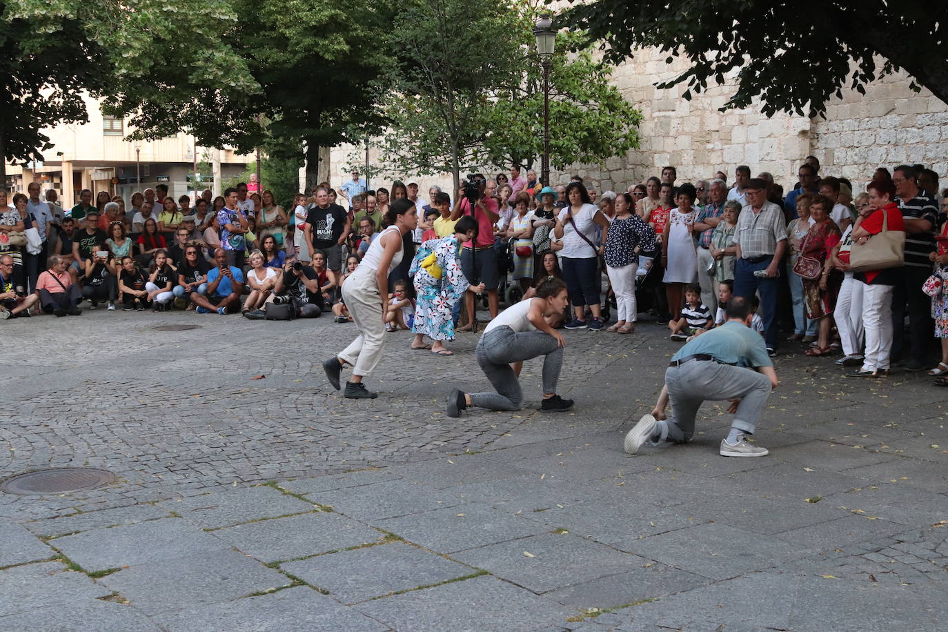 Los coreográfos Erick Jiménez, Elvi Balboa, Klevis Elmazaj e Ildar Tagirov han participado en la sección Danza en el Camino del XVIII Certamen de Coreografía Burgos - Nueva York, que se ha desarrollado entre Redecilla del Camino, San Juan de Ortega, Castrojeriz y Burgos