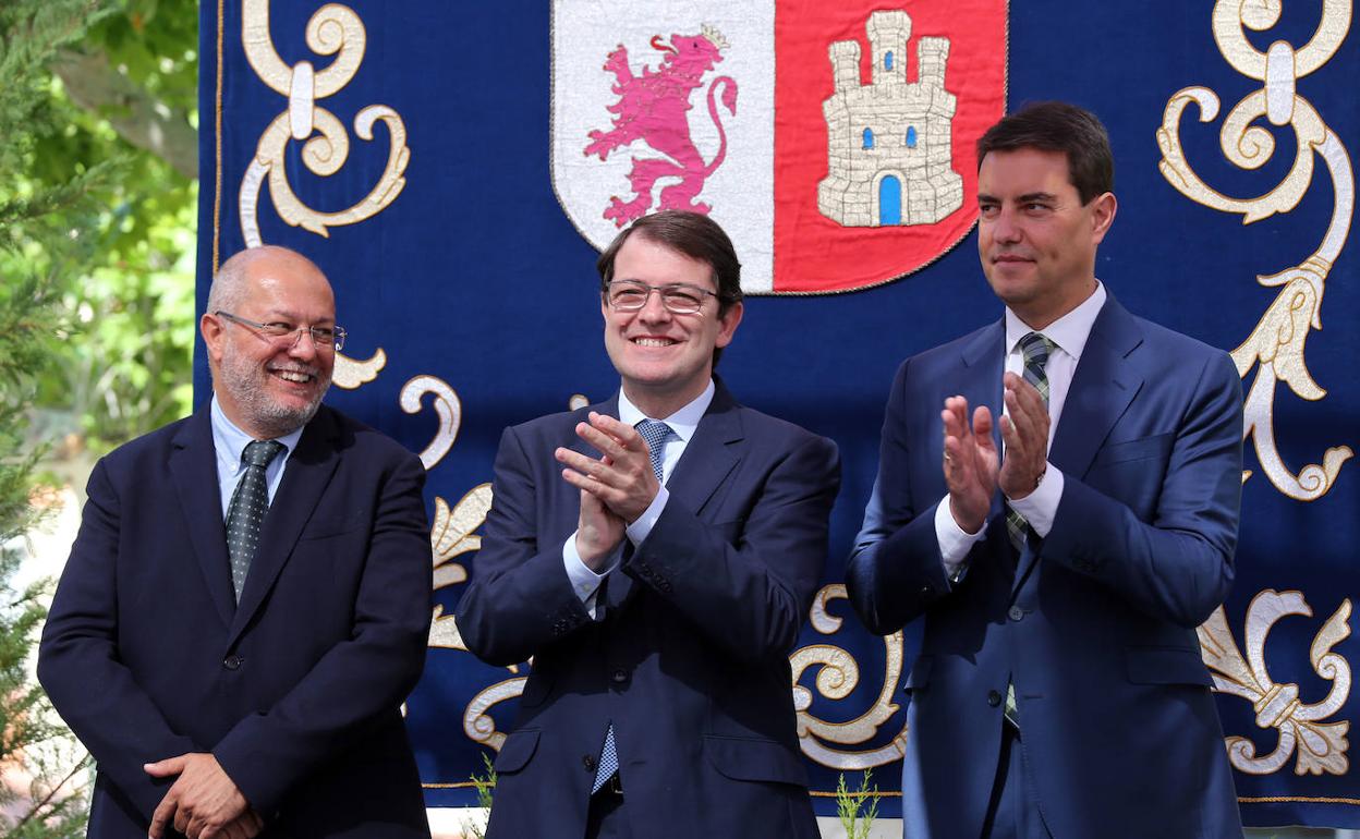 El presidente de la Junta, Alfonso Fernández Mañueco, el vicepresidente de la Junta, Francisco Igea, y el consejero de la Presidencia, Ángel Ibáñez, durante la toma de posesión de los consejeros del Gobierno. 