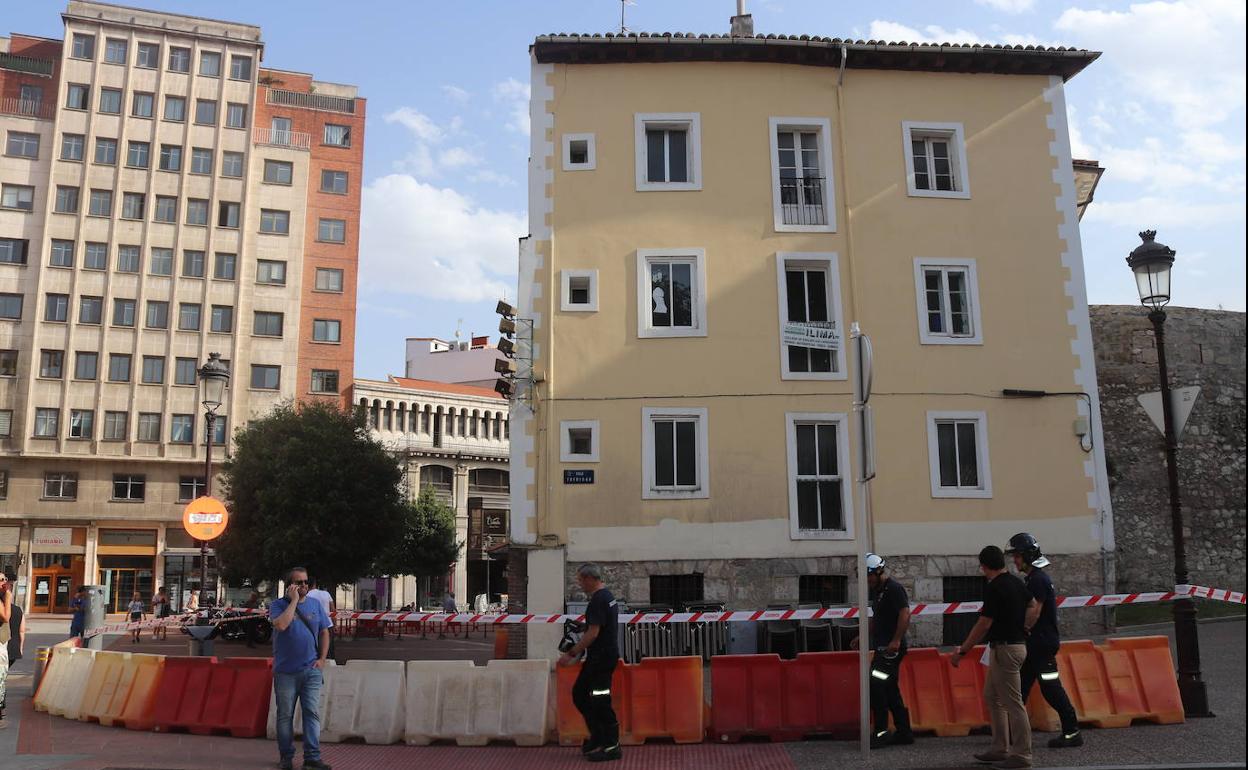 Bomberos de Burgos inspeccionando el edificio dañado