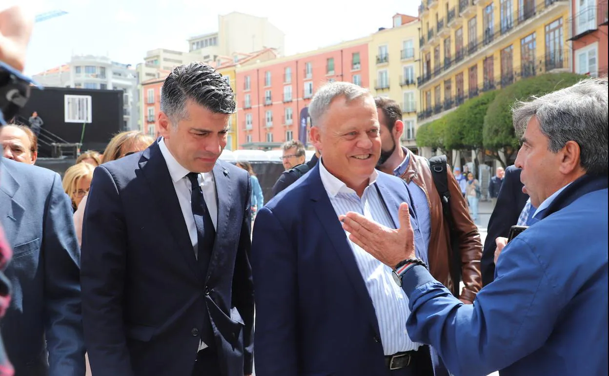 Vicente Marañón y Lorenzo Rodríguez a su llegada al pleno de constitución del Ayuntamiento de Burgos. 