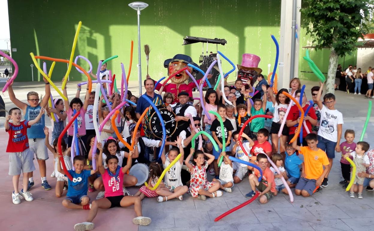 Niños disfrutando de las fiestas de Rioseras. 