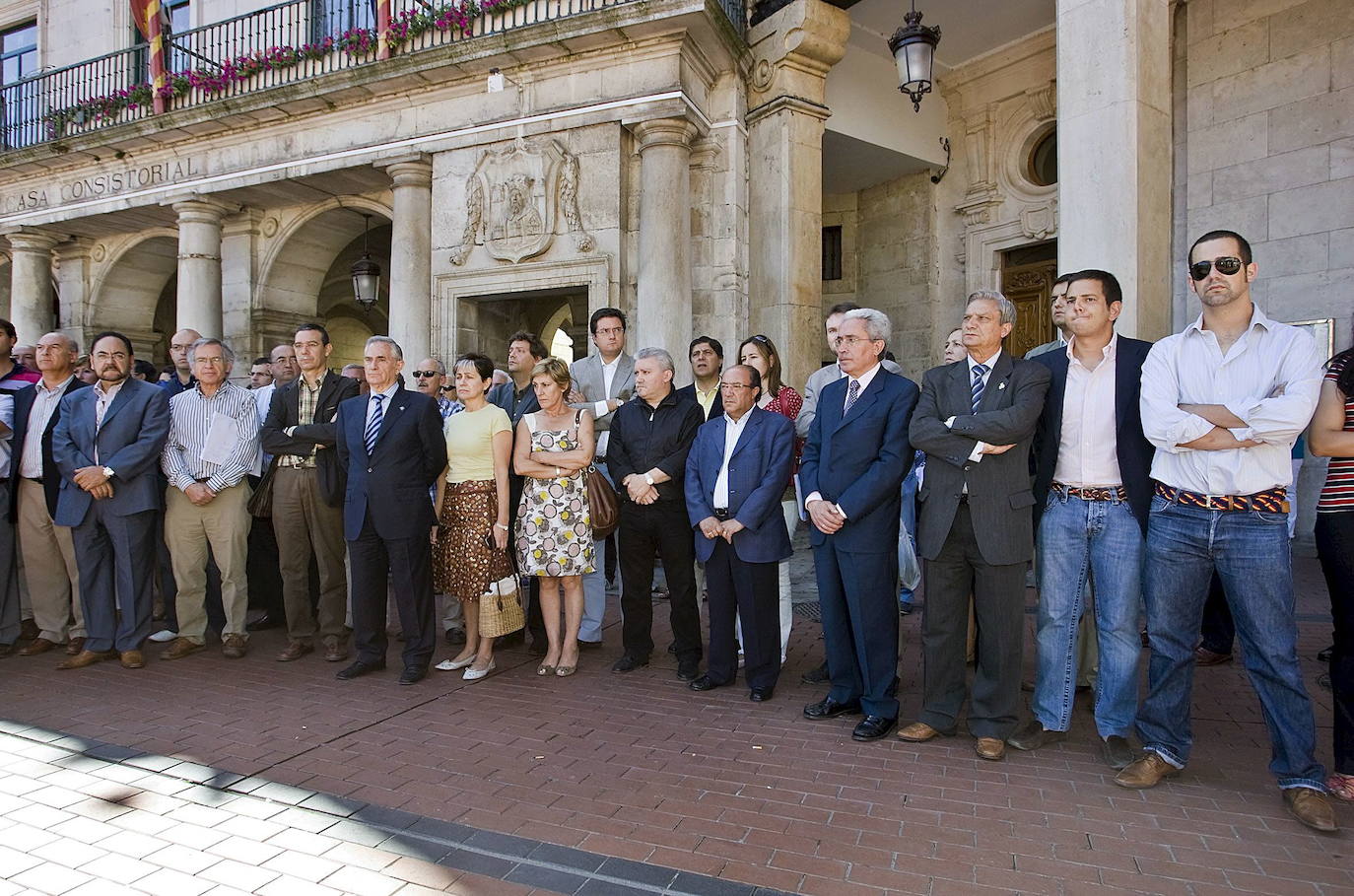 Concentración en Burgos de condena al atentado de ETA de Mallorca en el que murieron dos guardias civiles. 