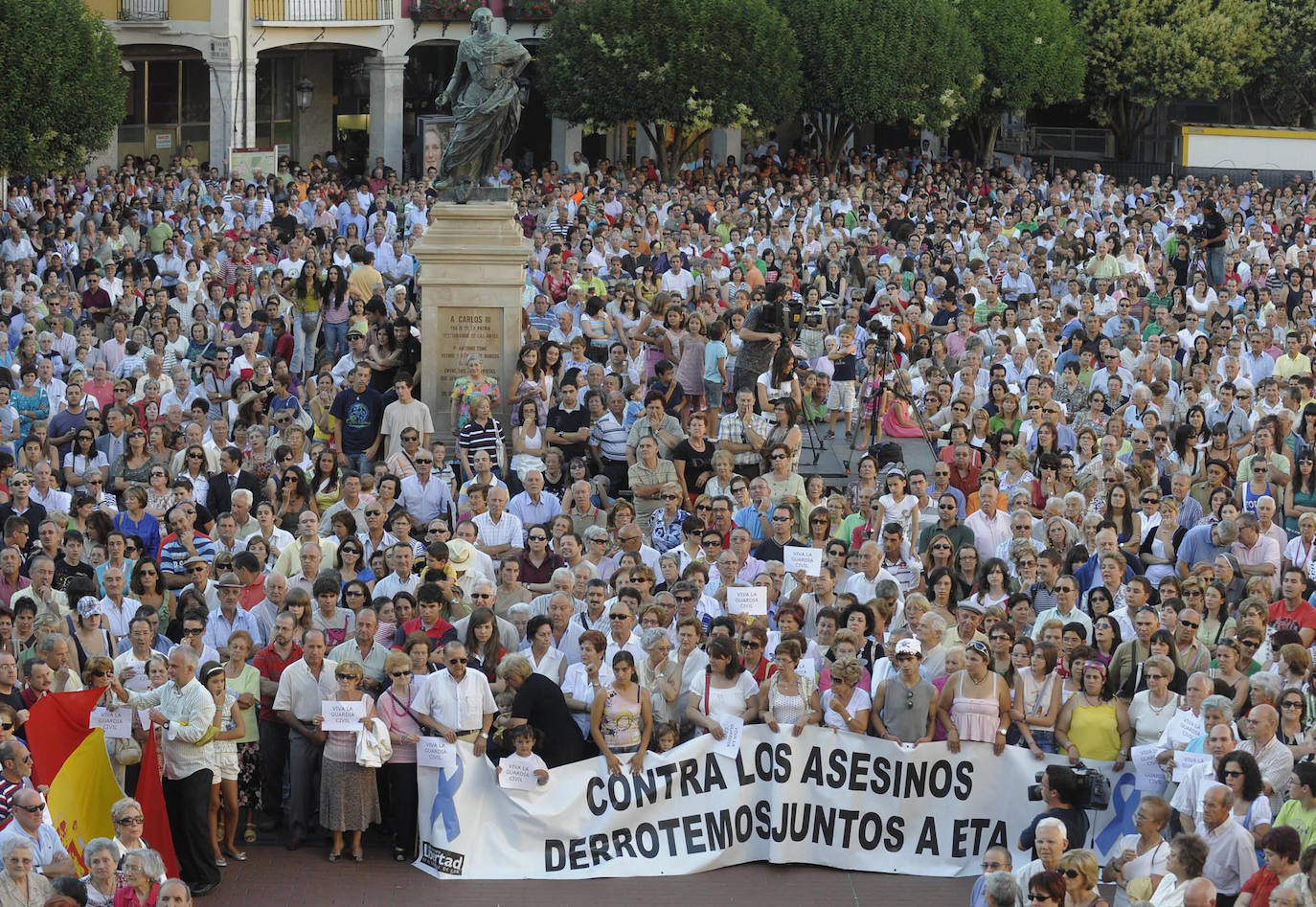 Manifestación en Burgos en contra del atentado de ETA contra la casa cuartel de Burgos. 