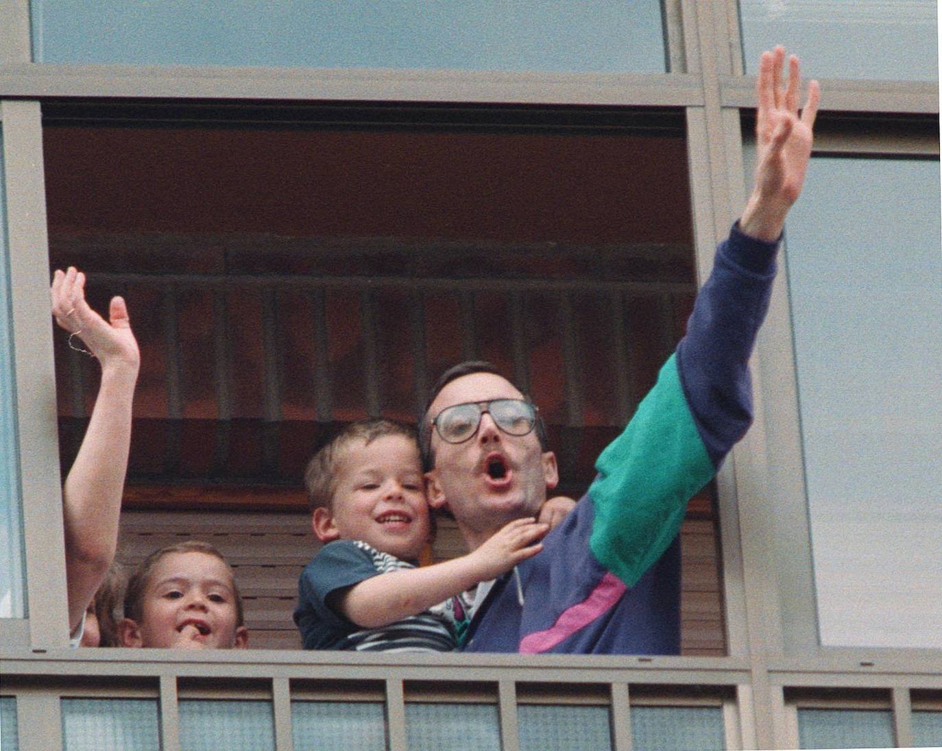 José Antonio Ortega Lara saluda desde el balcón de su casa tras ser liberado del secuestro de ETA. 