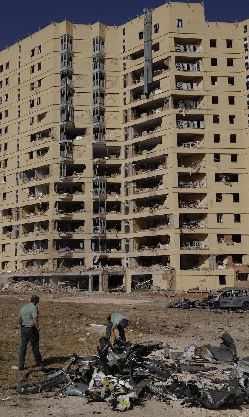 Vista de la casa cuartel tras la explosión con Guardias Civiles trabajando en la zona. 