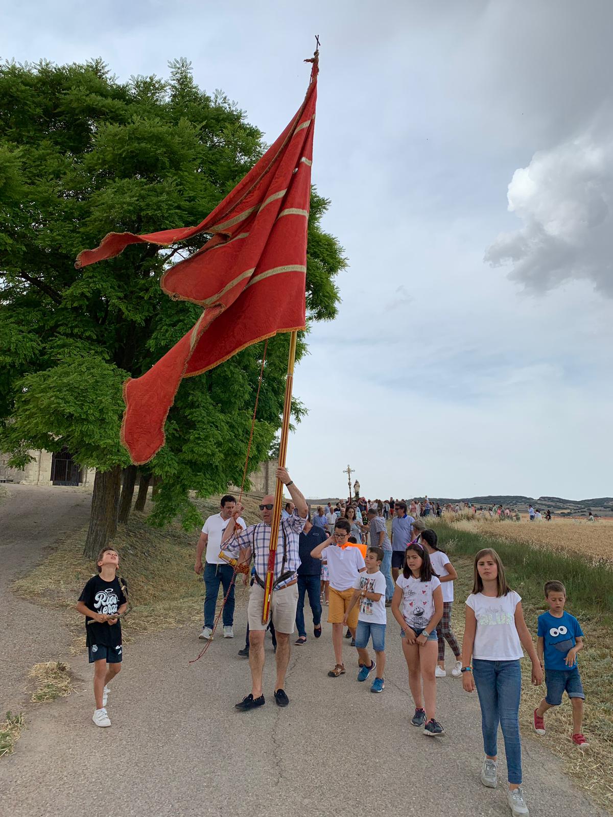 Tómbola abarrotada de jóvenes que acuden a las fiestas de los pueblos