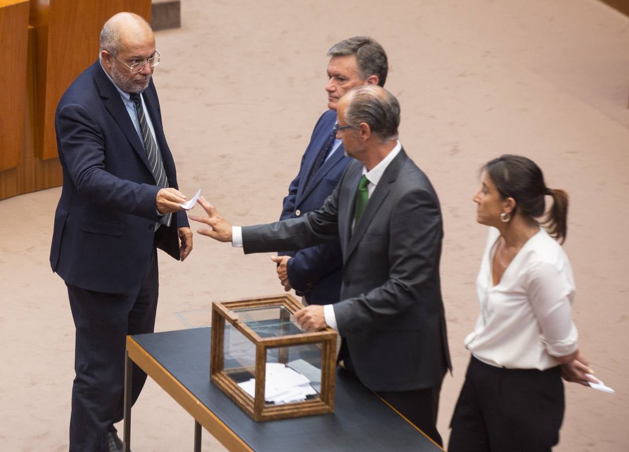 Los votos a favor de PP y Ciudadanos han convertido al vitoriano Javier Maroto en nuevo senador autonómico por Castilla y León | El vicesecretario de Organización del PP (sin vinculación anterior con la comunidad) ha sido elegido como miembro de la Cámara Alta, junto con los socialistas Teresa López y Fran Díaz, en una votación conjunta, no exenta de polémica.