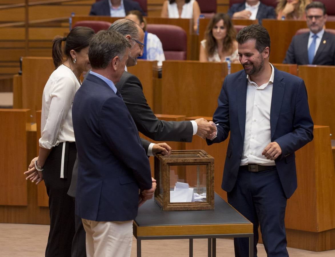 Los votos a favor de PP y Ciudadanos han convertido al vitoriano Javier Maroto en nuevo senador autonómico por Castilla y León | El vicesecretario de Organización del PP (sin vinculación anterior con la comunidad) ha sido elegido como miembro de la Cámara Alta, junto con los socialistas Teresa López y Fran Díaz, en una votación conjunta, no exenta de polémica.