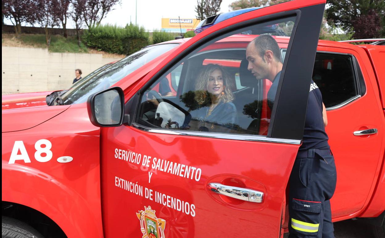 Blanca Carpintero, concejala de Seguridad Ciudadana, y Miguel ángel Extremo, jefe del Parque de Bomberos de Burgos. 