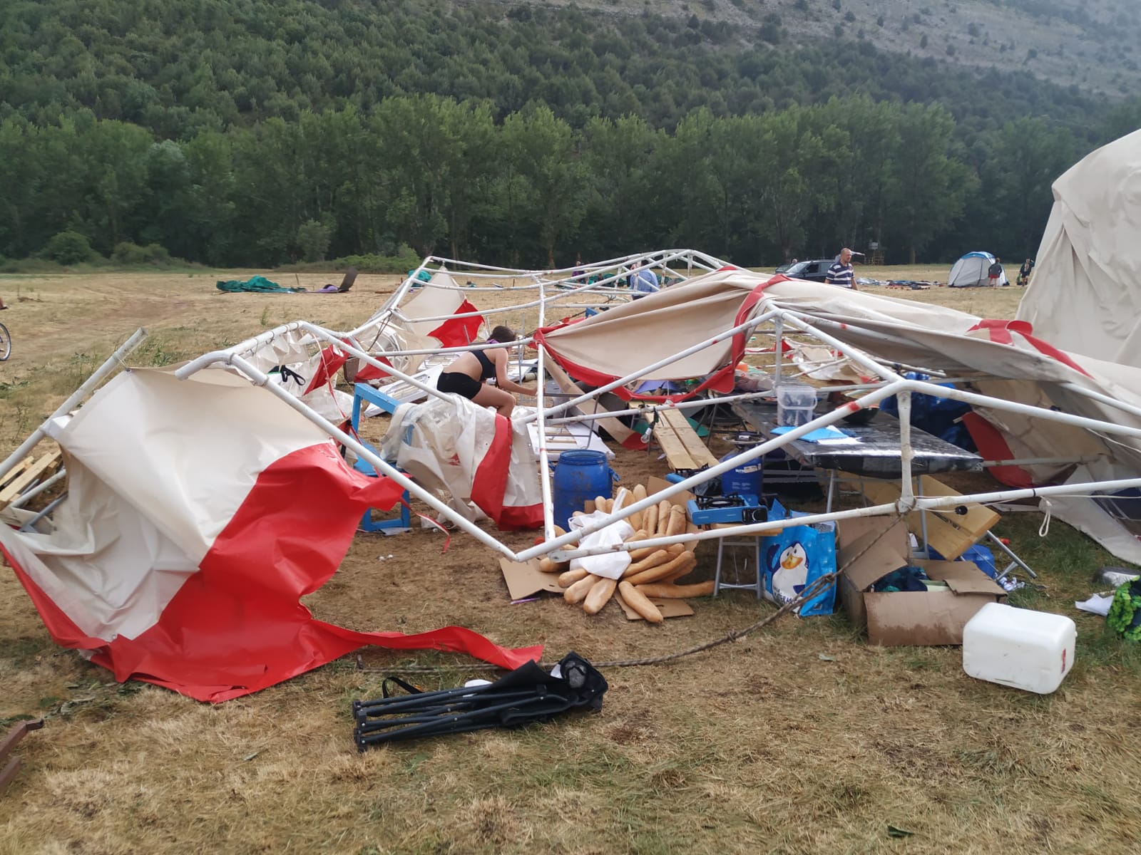 El grupo de Scouts de San Pedro y San Felices sufre las consecuencia de una gran tormenta que ha destrozado tiendas de campaña, carpas y enseres personales en Cascajares de la Sierra | Una niña sufrió un esguince en una muñeca