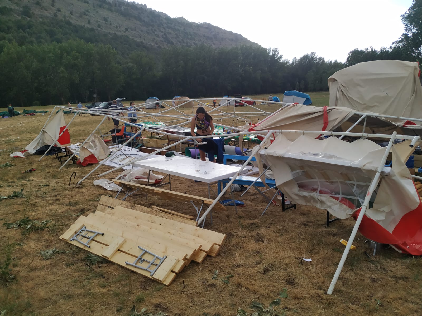 El grupo de Scouts de San Pedro y San Felices sufre las consecuencia de una gran tormenta que ha destrozado tiendas de campaña, carpas y enseres personales en Cascajares de la Sierra | Una niña sufrió un esguince en una muñeca