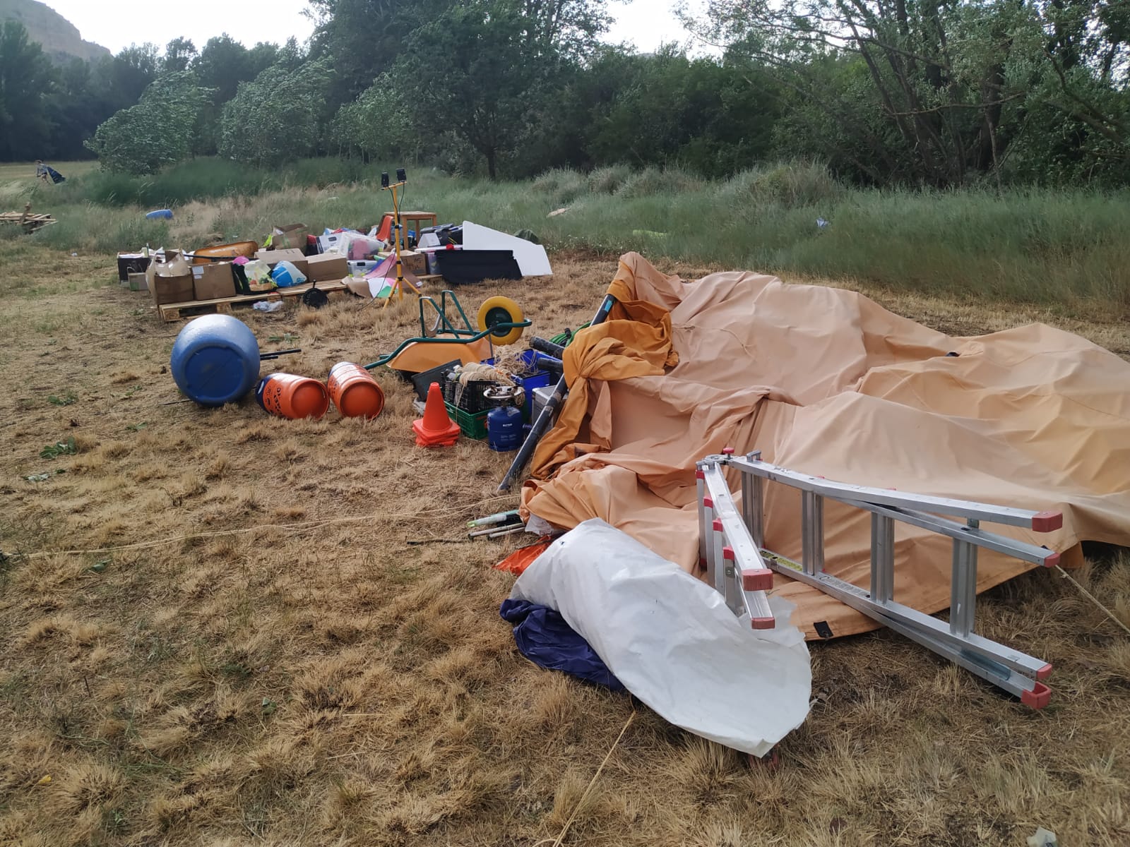 El grupo de Scouts de San Pedro y San Felices sufre las consecuencia de una gran tormenta que ha destrozado tiendas de campaña, carpas y enseres personales en Cascajares de la Sierra | Una niña sufrió un esguince en una muñeca