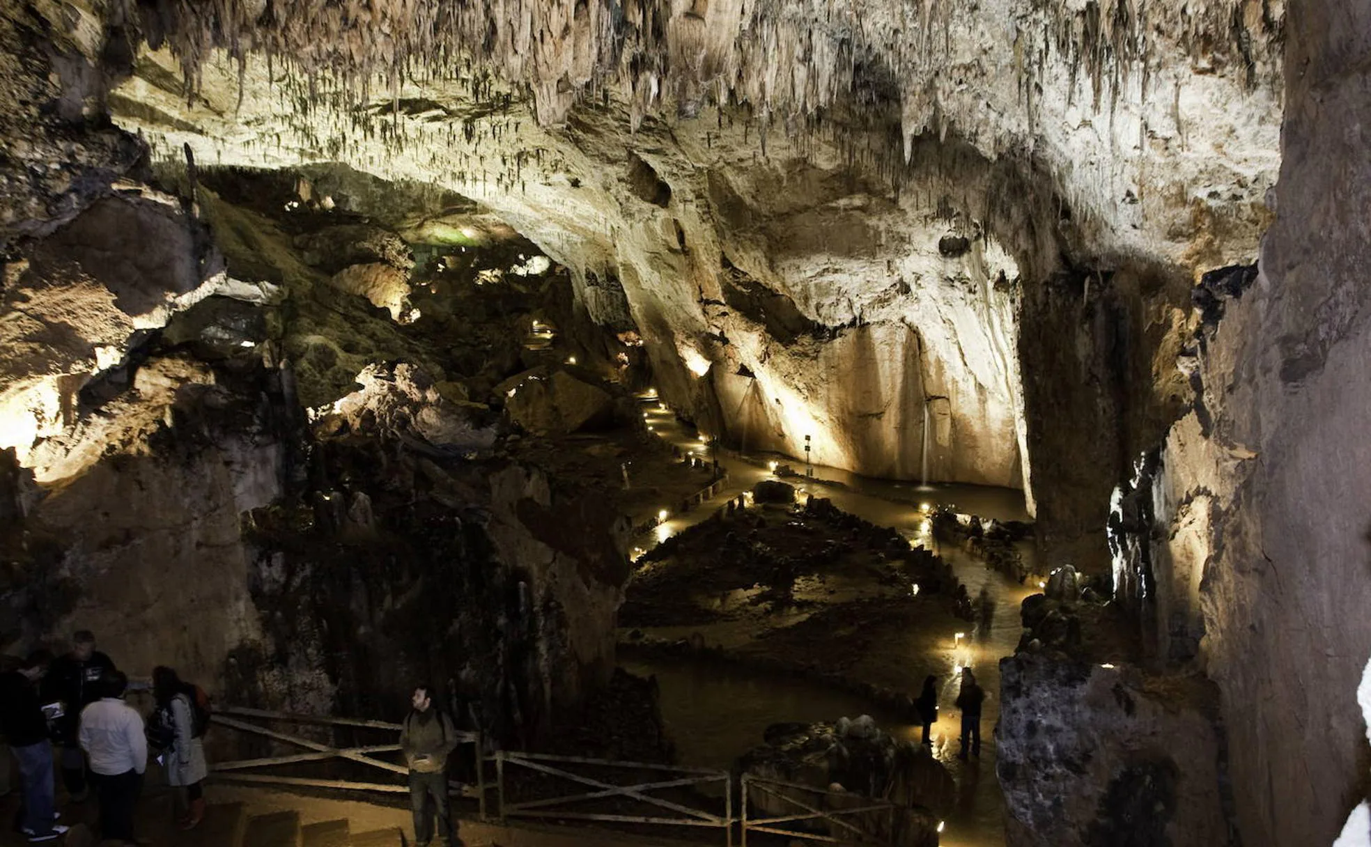 Interior de la Cueva de Valporquero (León). 